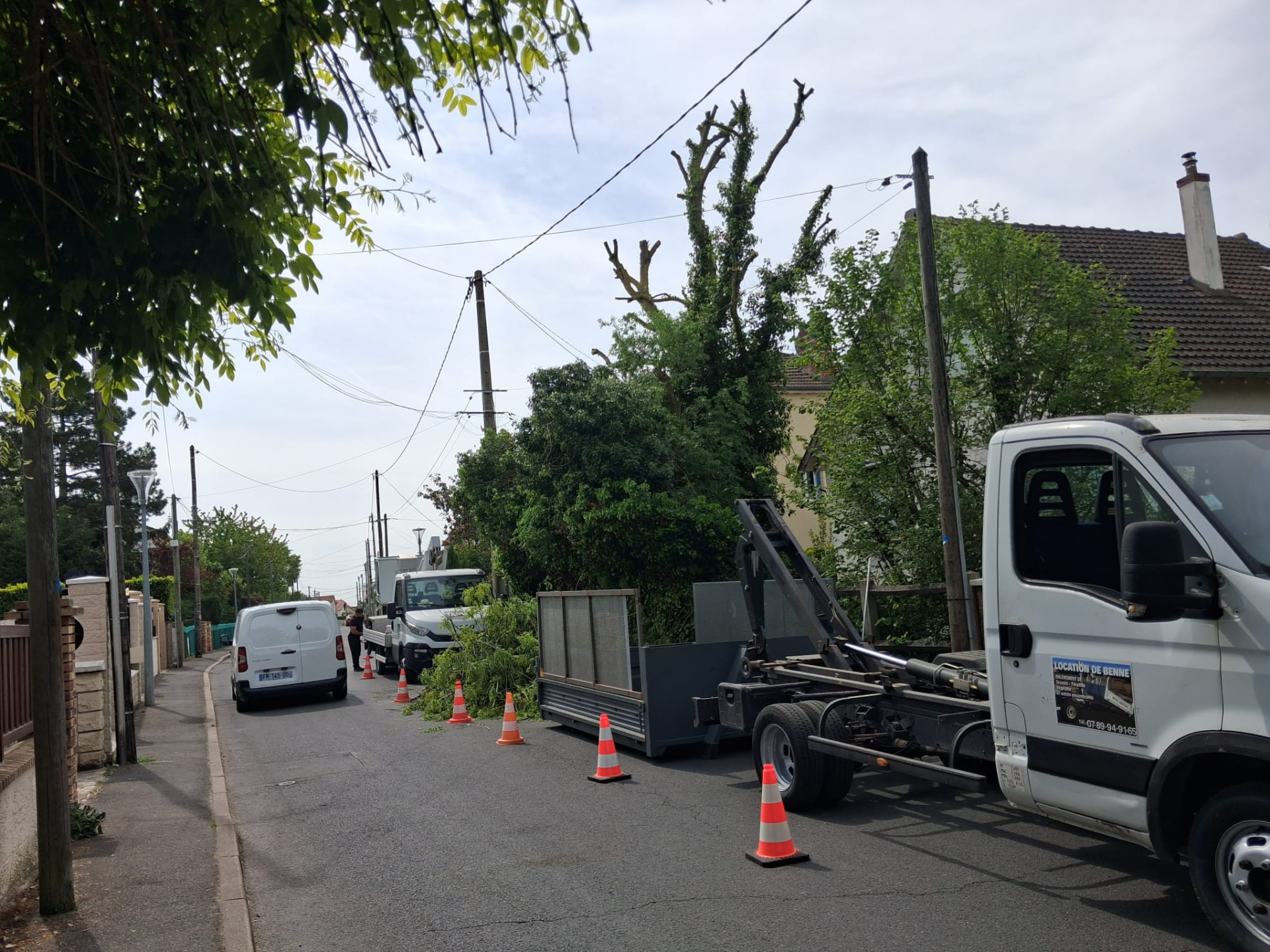 Mise en sécurité en bord de route, benne et balisage — chantier d'élagage à Montigny-lès-Cormeilles (95)