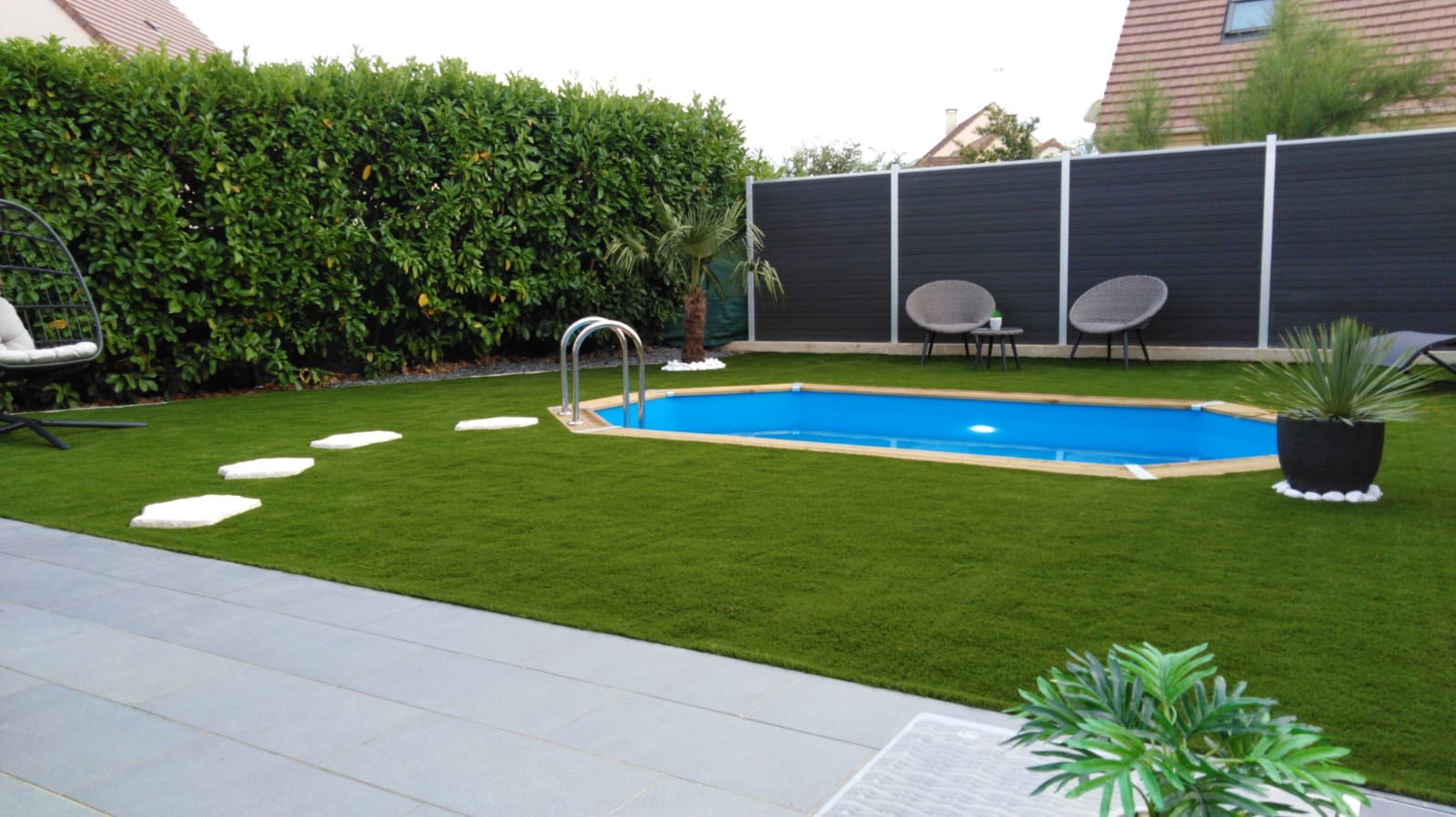 Haie taillée et jardin remis en forme